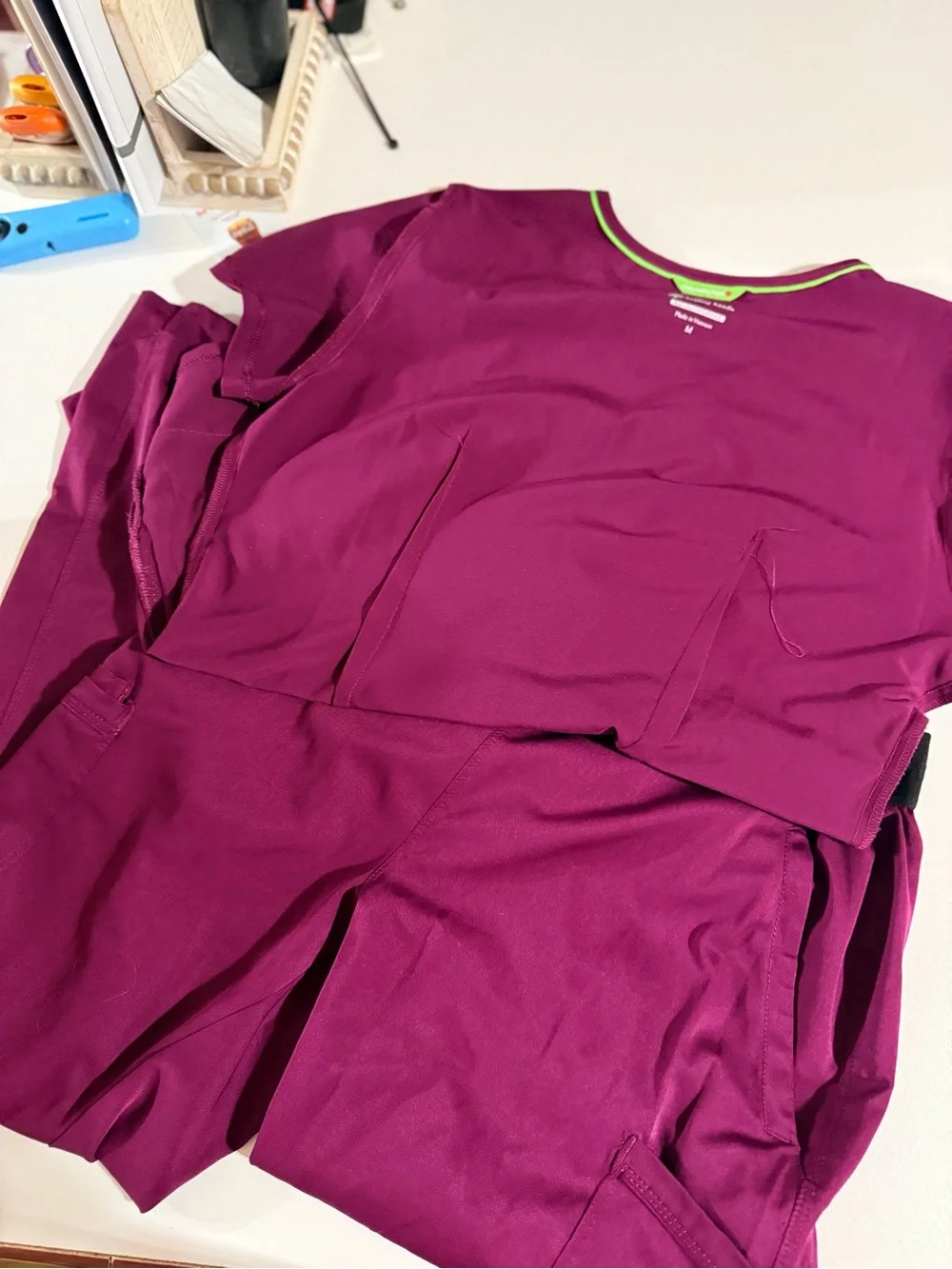 healing hands Magenta V-Neck Scrub SET SIZE MEDIUM - Picture 4 of 4